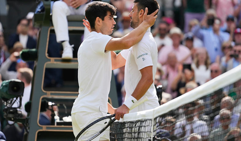 Carlos Alcaraz y Novak Djokovic tras la final de Wimbledon 2024