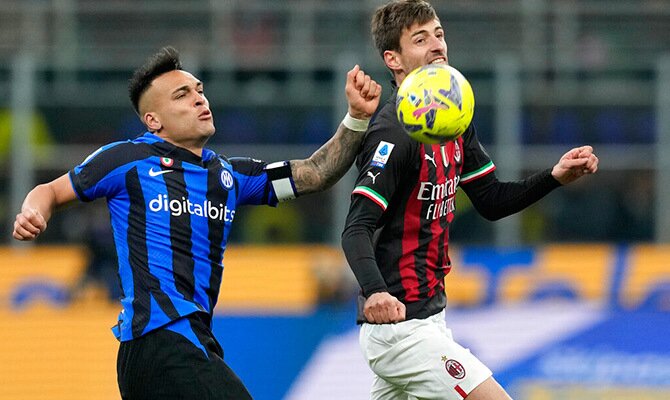 Lautaro Martínez disputa el balón en un derby entre Inter vs Milan