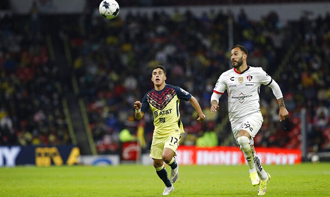 Alejandro Zendejas de America y Emanuel Aguilera del Atlas buscan el balon