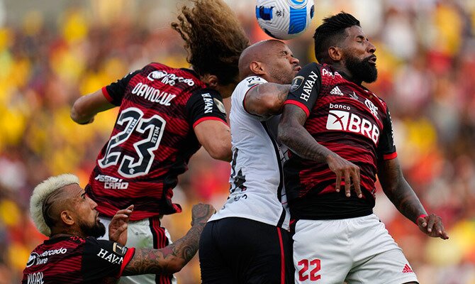 Arturo Vidal y David Luiz en la final de Libertadores entre Flamengo y Paranaense