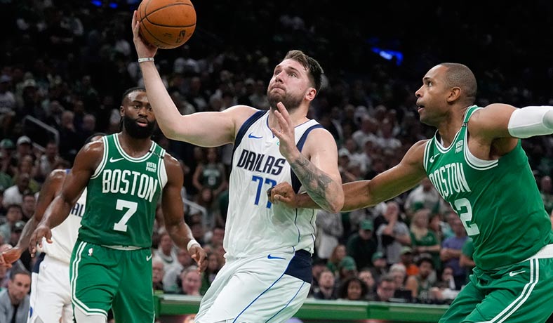 Luka Doncic de Mavs ante Jaylen Brown y Al Horford de Celtics