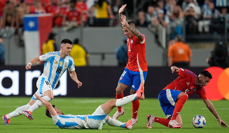 Mauricio Isla y Eduardo Vargas en partido contra Argentina