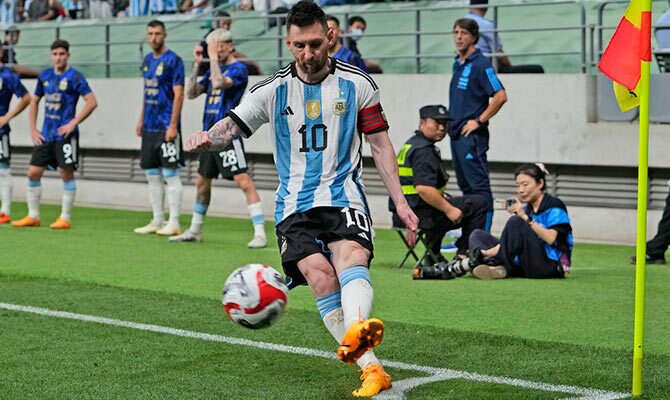 Lionel Messi patea un tiro de esquina en amistoso de Argentina