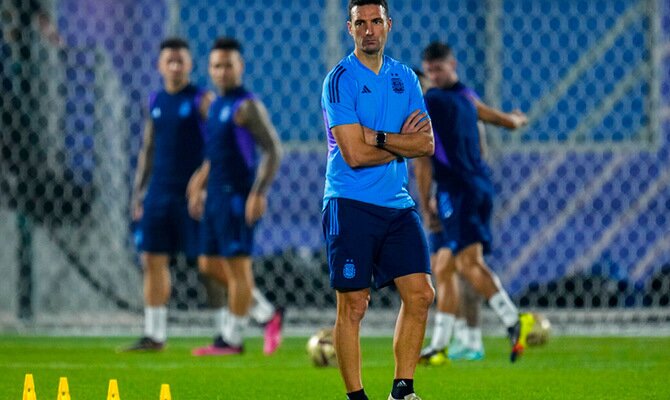 Lionel Scaloni en un entrenamiento de la Selección Argentina en Qatar 2022