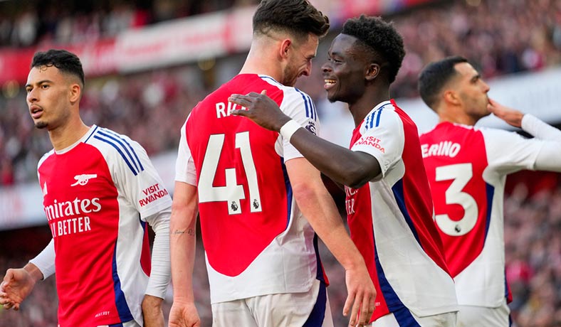 Bukayo Saka y Declan Rice festejan un gol del Arsenal