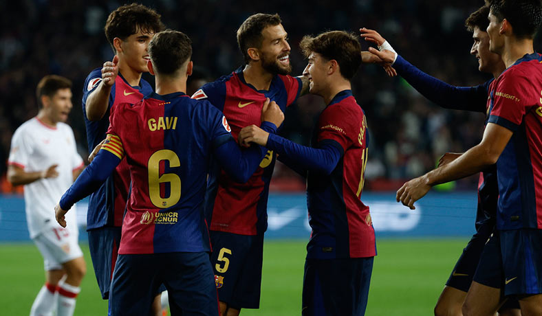Jugadores del Barcelona celebran un gol de Pablo Torre