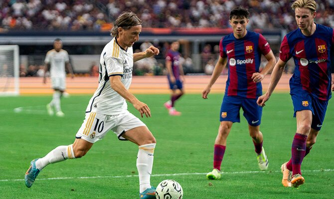 Luka Modric de Real Madrid ante Frenkie De Jong del Barcelona
