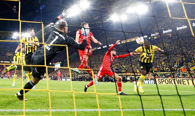Youssoufa Moukoko del Dortmund cabecea al gol en el ultimo duelo ante el Bayern