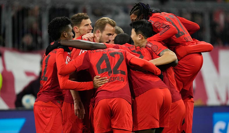 Jugadores del Bayern celebran un gol de Harry Kane