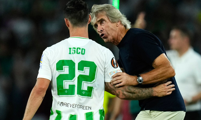 Manuel Pellegrini da instrucciones a Isco en partido de Europa League