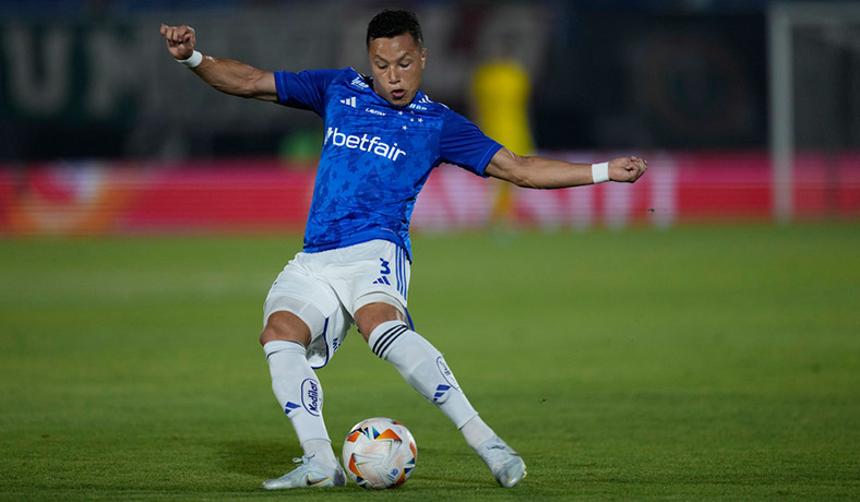 Marlon de Cruzeiro en partido de Copa Sudamericana