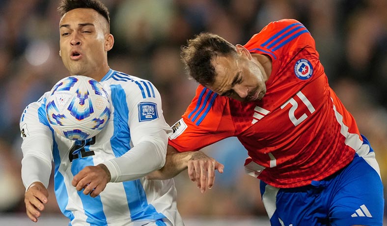Matias Catalan ante Lautaro Martinez en partido de Eliminatorias