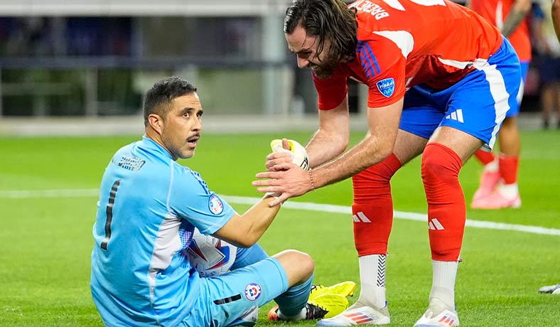 Ben Brereton con Claudio Bravo en partido de Chile