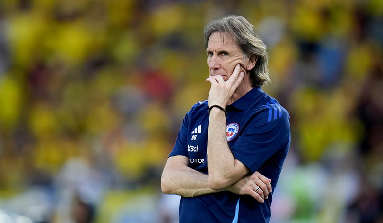 Ricardo Gareca en partido de Chile frente a Colombia