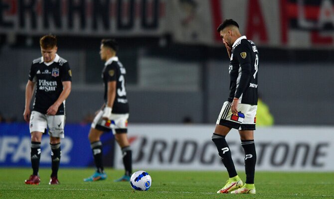 Jugadores de Colo Colo al termino de un partido de Copa Libertadores