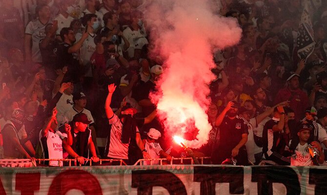 Hinchas de Colo Colo apoyan a su equipo en partido de competicion internacional
