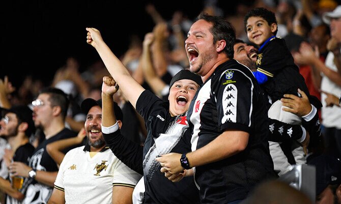 Hinchas de Vasco da Gama celebran una anotación en la tribuna