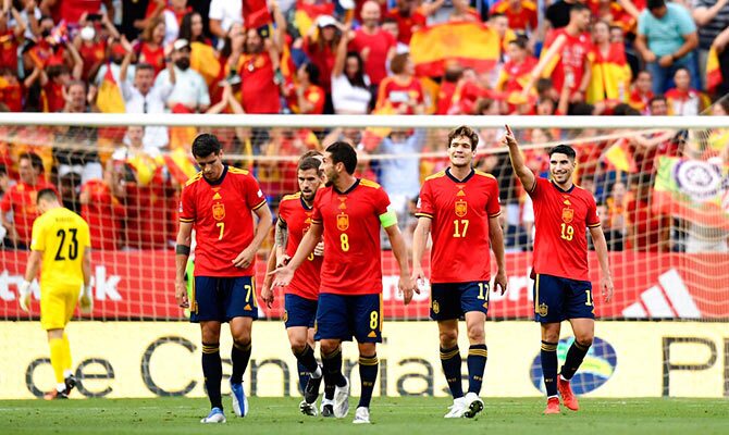 Futbolistas de la seleccion española celebran una anotacion frente a Republica Checa