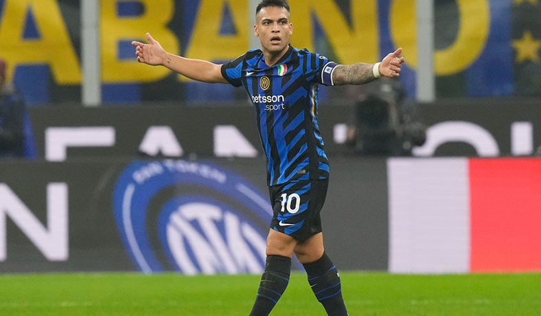 Lautaro Martinez reclama una jugada en partido de Inter ante Napoli