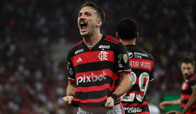 Leo Ortiz de Flamengo festeja un gol contra Palestino
