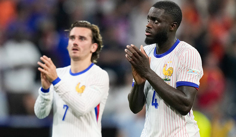Antoine Griezmann y Dayot Upamecano de la selección francesa