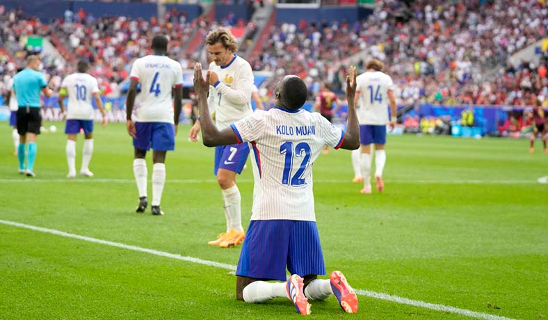 Randal Kolo Muani festeja el gol de Francia sobre Belgica