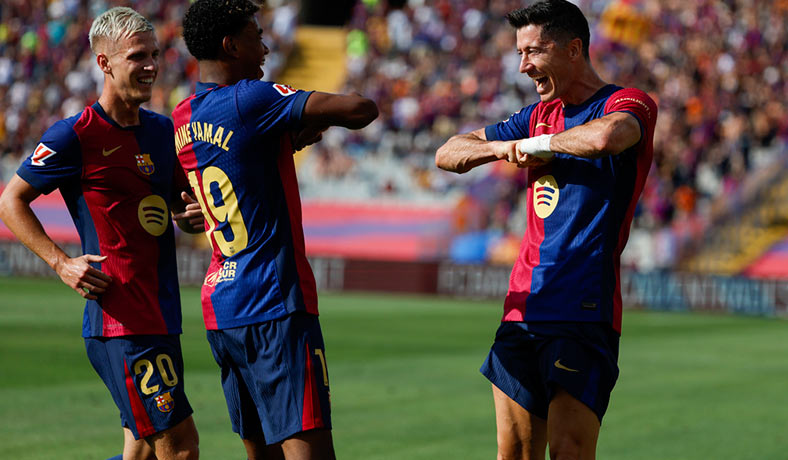 Lewandowski festeja un gol del Barcelona con Yamal y Dani Olmo