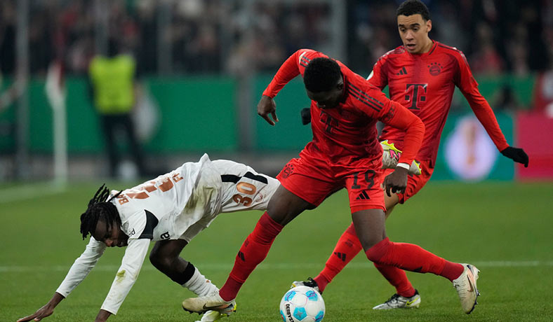 Alphonso Davies en partido del Bayern contra Leverkusen