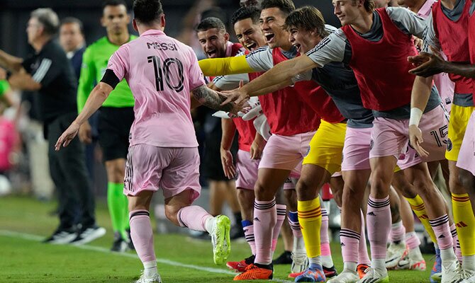 Lionel Messi recibe el saludo de sus compañeros tras su primer gol con Inter Miami