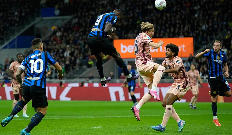 Marcus Thuram del Inter anota de cabeza ante Torino