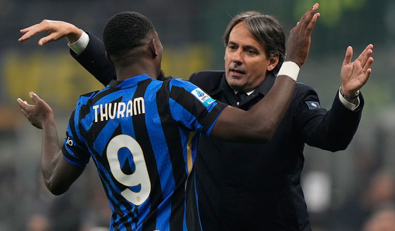 Marcus Thuram festeja un gol del Inter con Simone Inzaghi