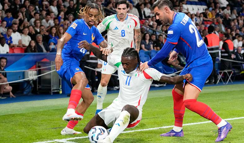 Moise Kean de Italia ante Barcola y Theo Hernandez de Francia