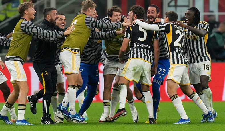 Manuel Locatelli celebra un gol de la Juventus con otros jugadores