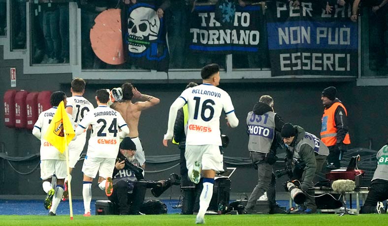 Jugadores del Atalanta festejan un gol de Nicolo Zaniolo