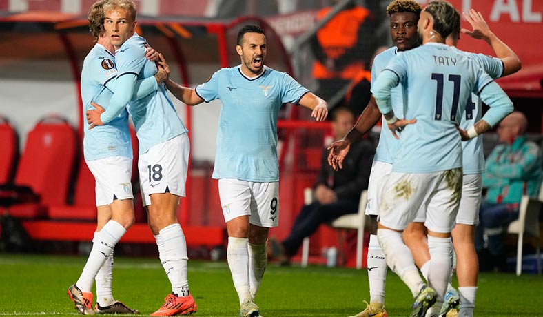 Jugadores de Lazio celebran un gol en Europa League
