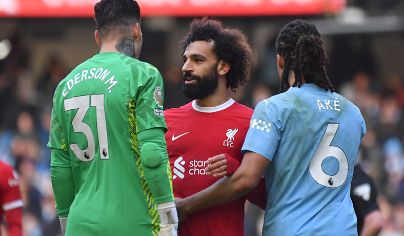 Mohamed Salah de Liverpool discute con Ederson del City
