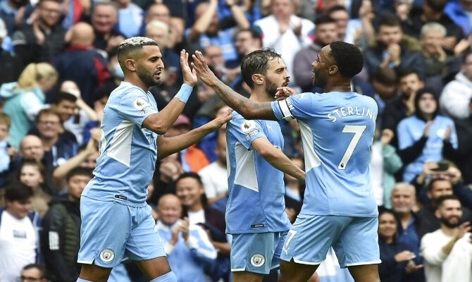 Sterling y Mahrez se saludan para celebrar un gol. Cuotas y pronósticos Manchester City Vs Arsenal.