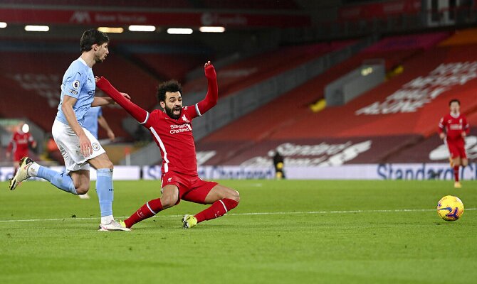 Ruben Dias del Manchester City y Mohamed Salah del Liverpool