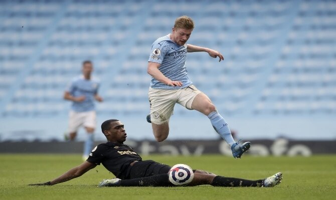 Kevin de Bruyne sortea a un rival. Descubre las mejores cuotas para el Manchester City vs Wolverhampton