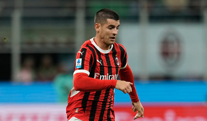 Alvaro Morata del AC Milan en partido contra Udinese
