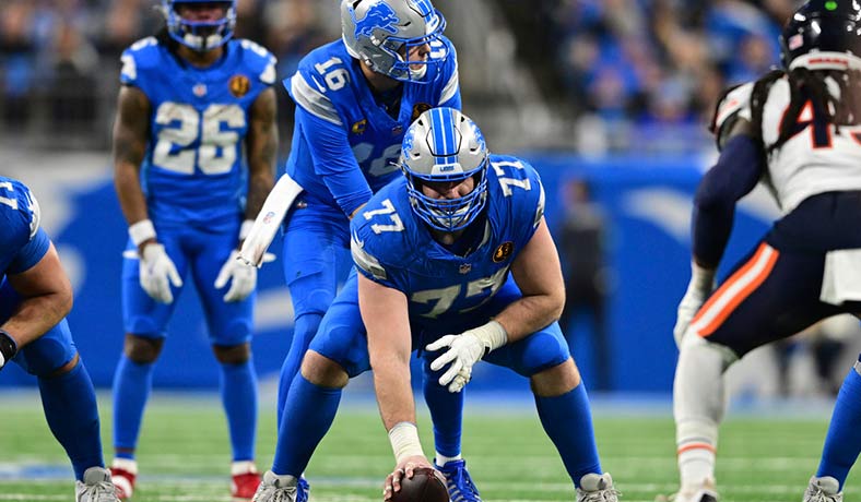 Frank Ragnow y Jared Goff de Detroit Lions ante Chicago