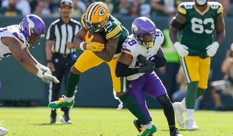 Dontayvion Wicks de Packers y Jonathan Greenard de Vikings