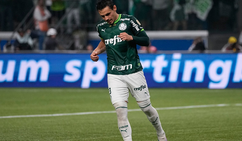 Raphael Veiga del Palmeiras en partido en Allianz Parque