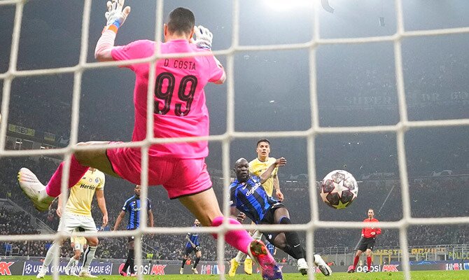 Romelu Lukaku anotando el gol del triunfo del Inter sobre el Porto en Champions