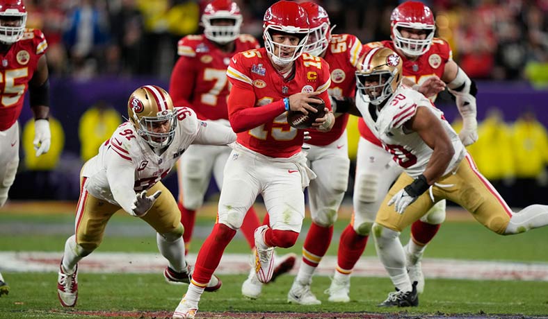 Patrick Mahomes de los Chiefs ante 49ers en el Super Bowl 58