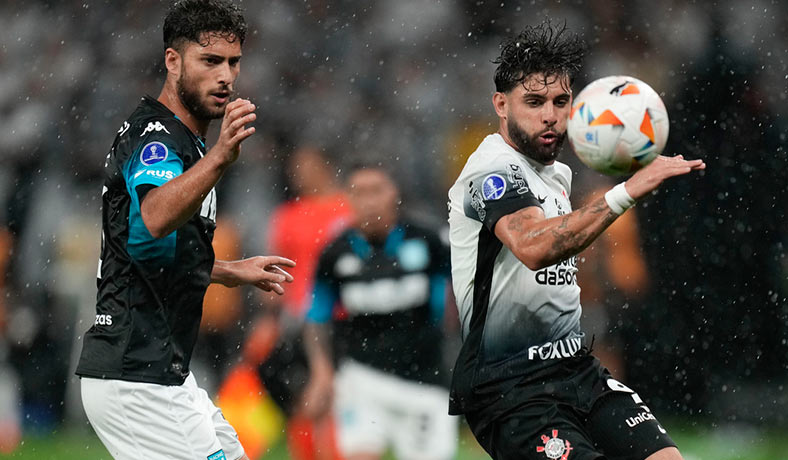 Di Cesare de Racing marca a Yuri Alberto de Corinthians