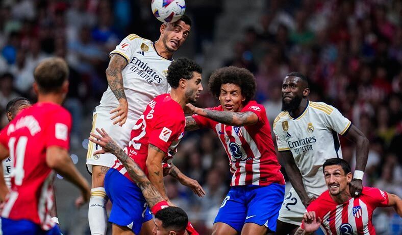 Joselu busca un cabezazo en el derbi Atletico vs Real Madrid