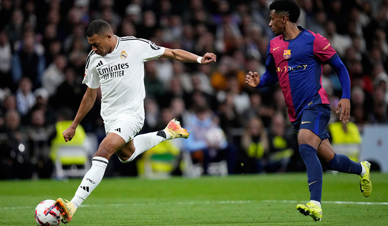 Mbappe de Real Madrid ante Alejandro Balde del Barcelona