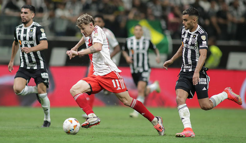 Facundo Colidio de River ante Fausto Vera de Atletico MG