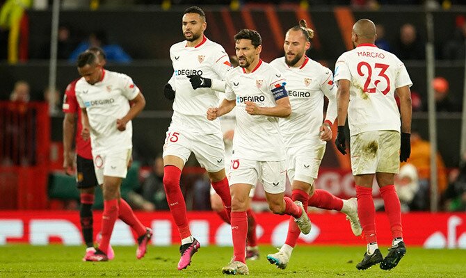 Jesus Navas festeja un gol con otros jugadores del Sevilla en la Europa League